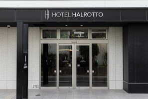 A modern hotel entrance with a sign reading 'HOTEL HALROTTO.' - Hotel Halrotto Fukuoka Hakata (Fukuoka)