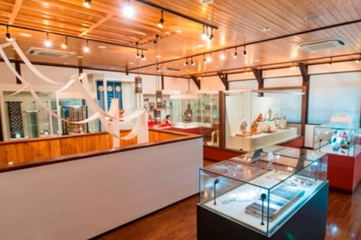 Un interior moderno con techos de madera, vitrinas de vidrio y una zona de recepción.