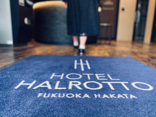 Una alfombra azul con la inscripción