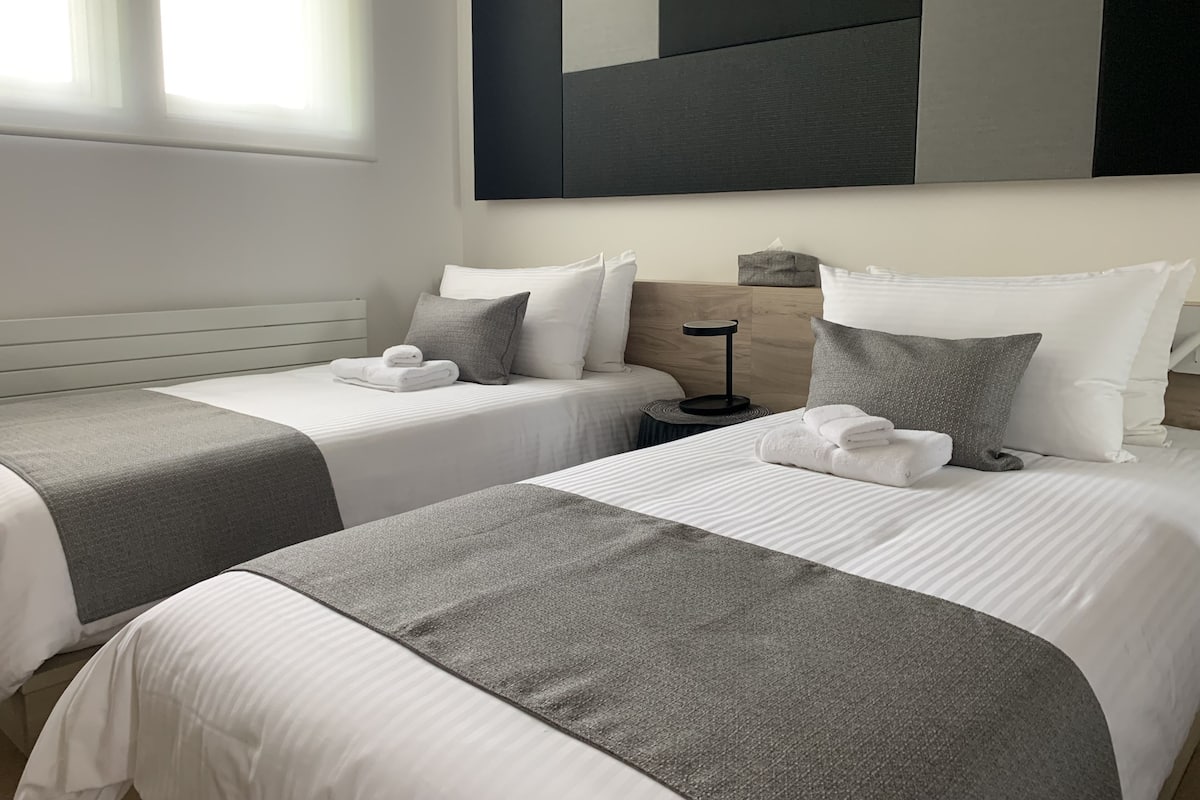 2 Bedroom Apartment | Desk, iron/ironing board, cots/infant beds, free WiFi