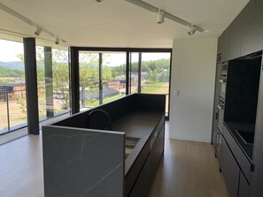 3 Bedroom Apartment | Private kitchen | Full-size fridge, microwave, oven, stovetop - Yama no Oto (Furano)