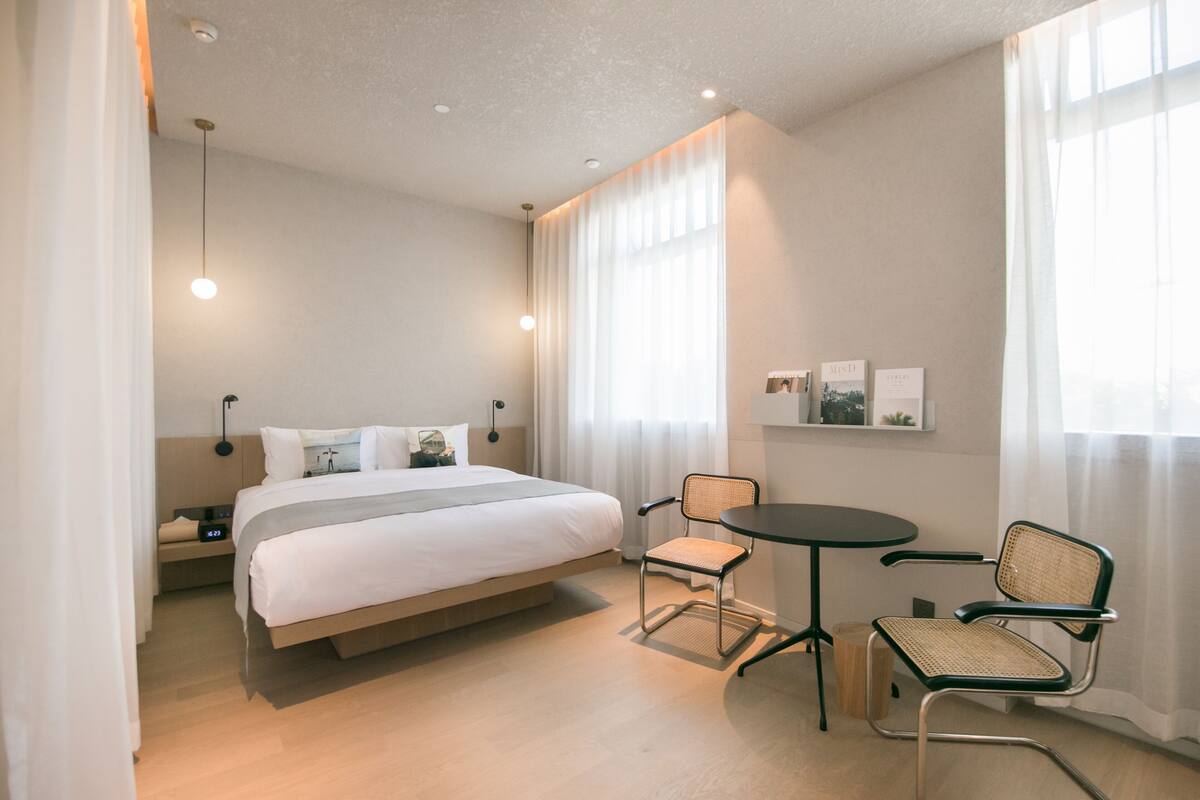 Free WiFi, individually decorated, bed sheets