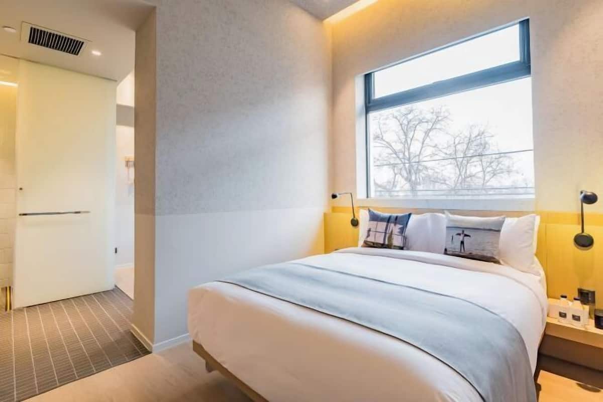 Decoración personalizada, wifi gratis y ropa de cama