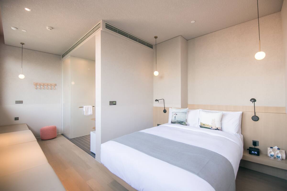 Free WiFi, individually decorated, bed sheets