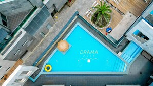 Vista aèria d'un edifici modern amb una piscina al terrat anomenada 'DRAMA 2015'.