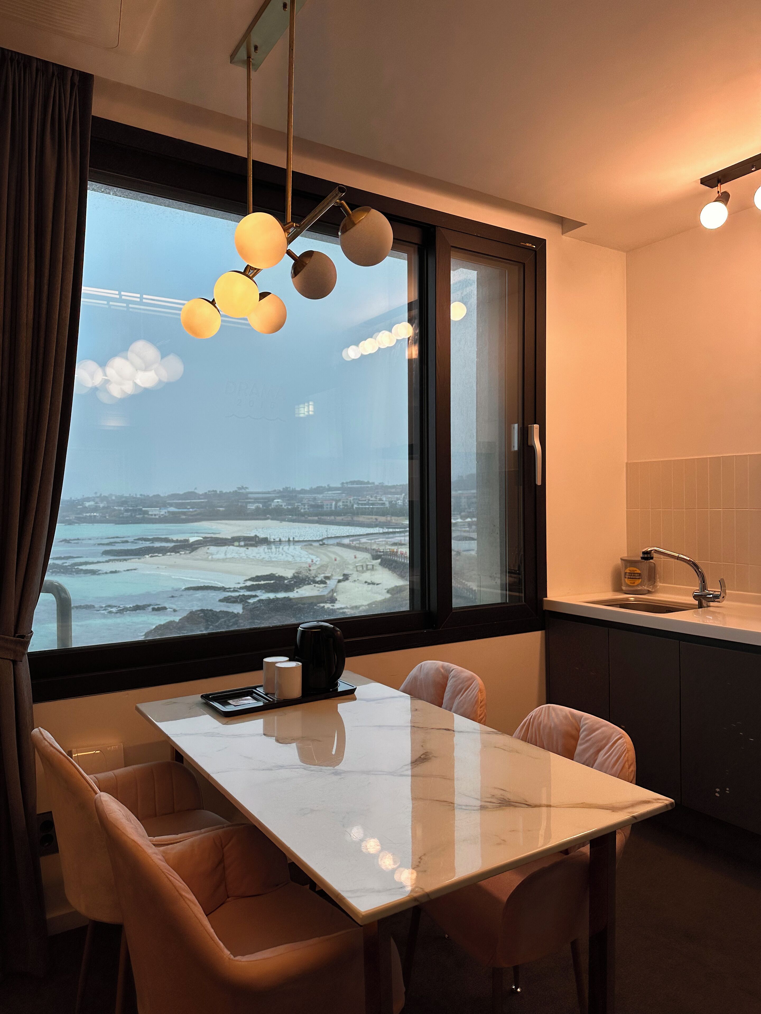 Cortinas blackout, wifi gratis y ropa de cama 