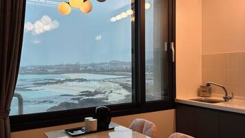 Cortinas blackout, wifi gratis y ropa de cama