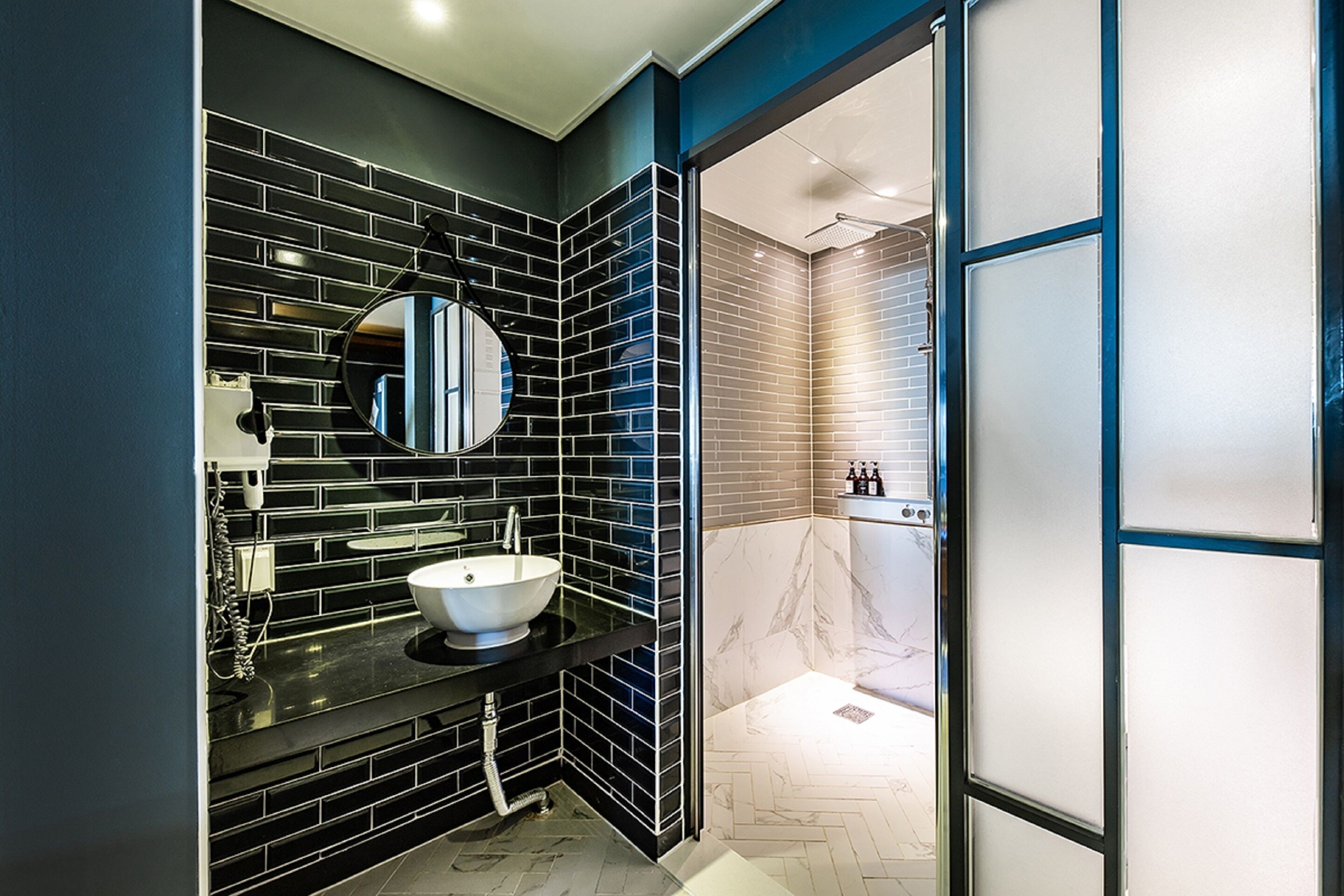 deluxe double room | bathroom | separate bathtub and shower, jetted bath, free toiletries, hair dryer