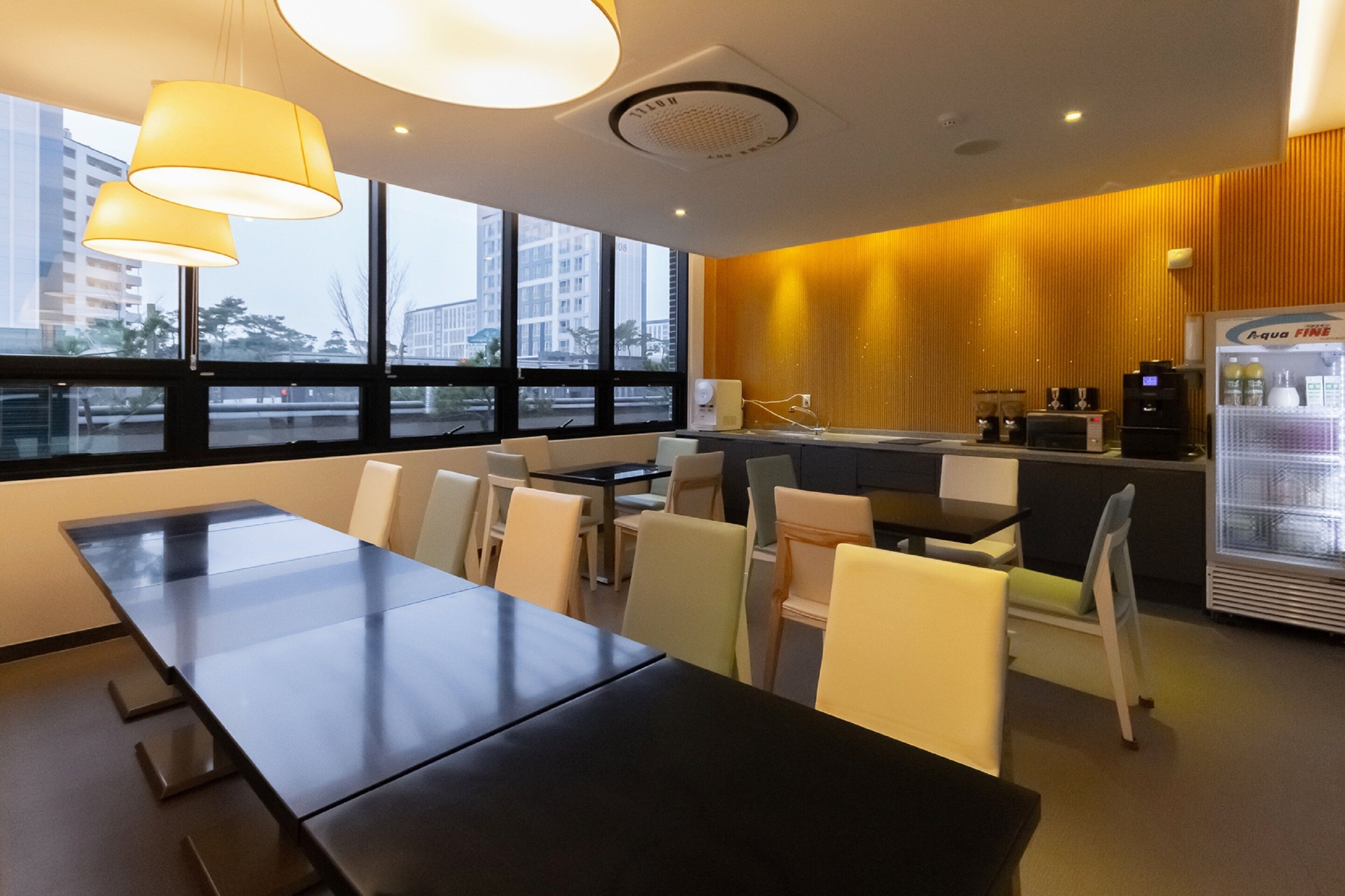 free daily self-service breakfast