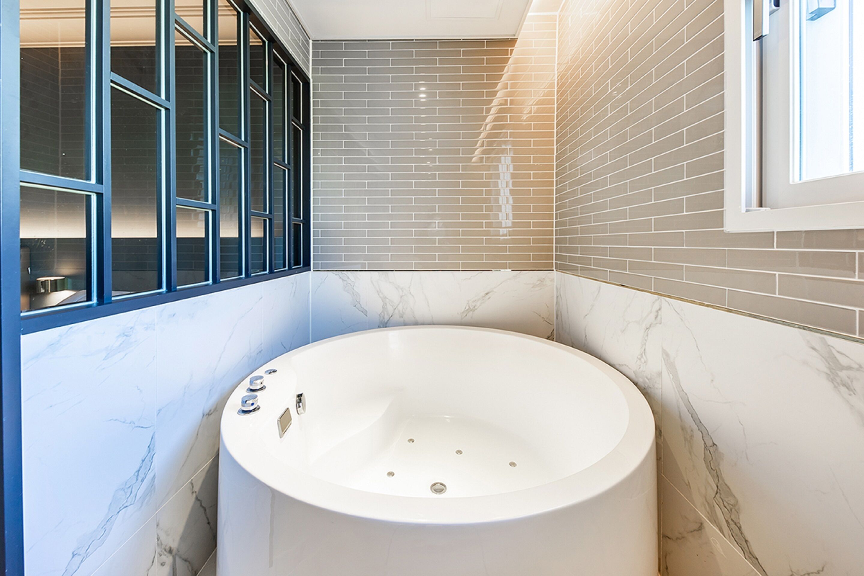 separate bathtub and shower, jetted bath, free toiletries, hair dryer