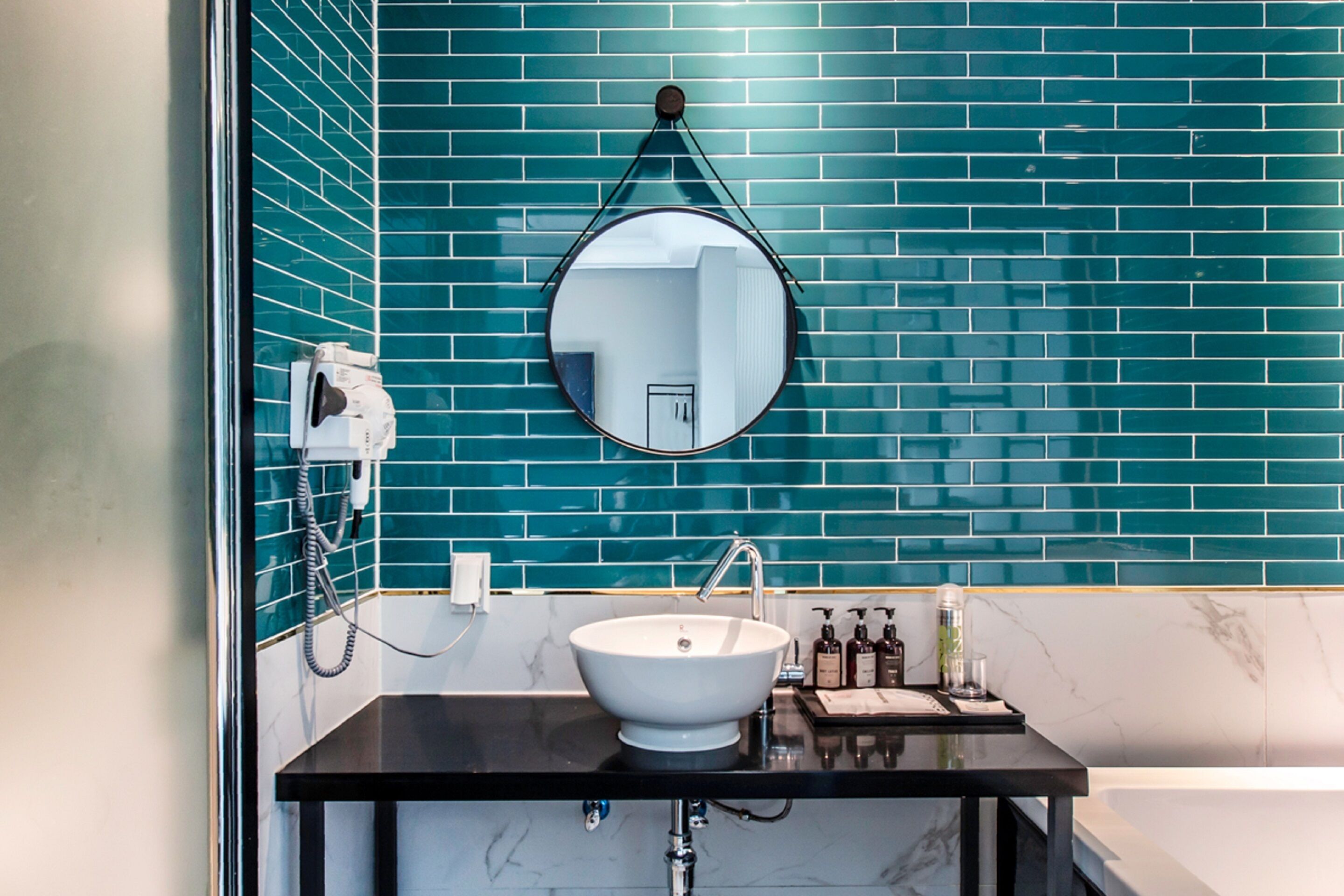 standard double room | bathroom | separate bathtub and shower, jetted bath, free toiletries, hair dryer