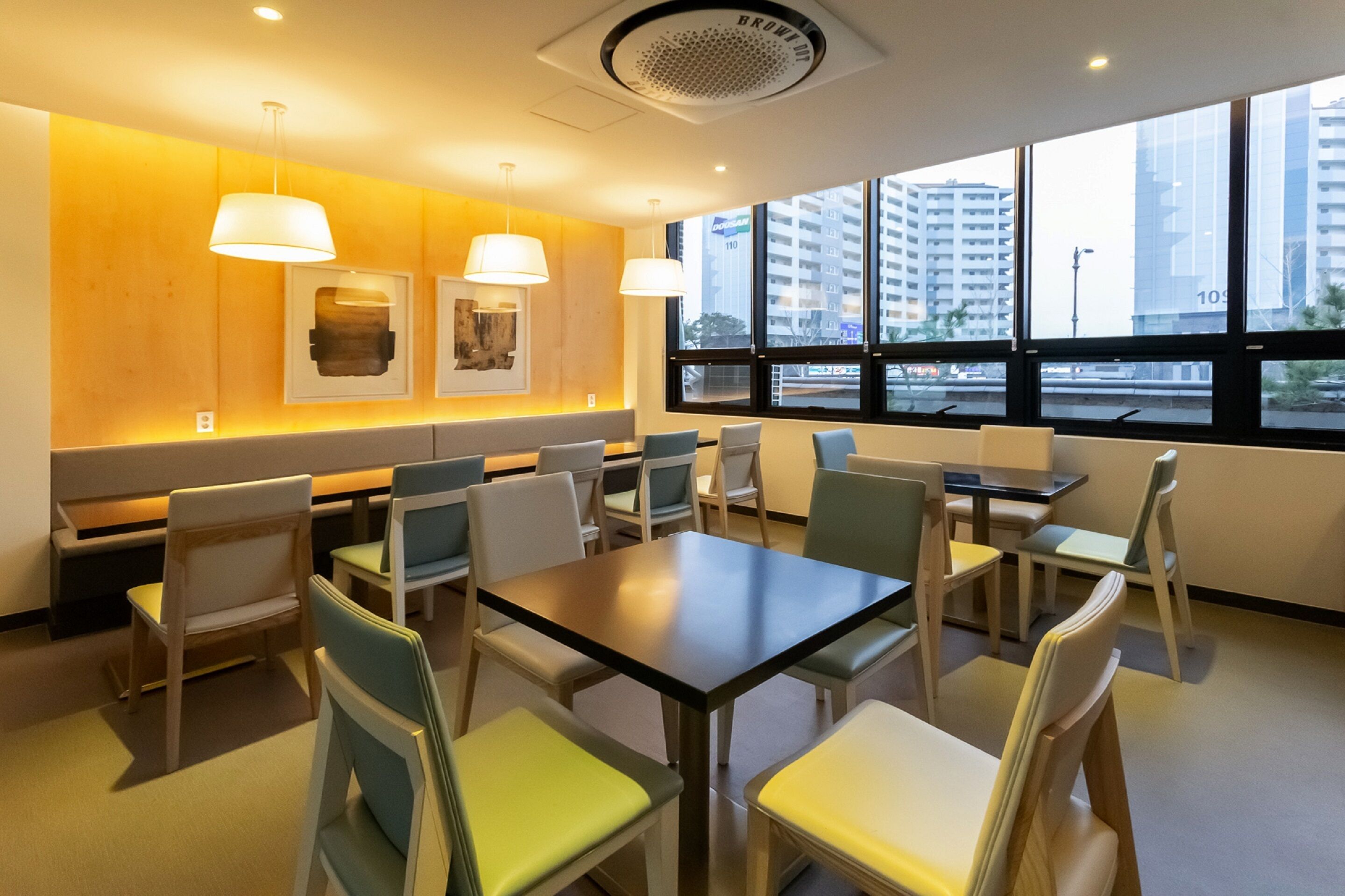 free daily self-service breakfast