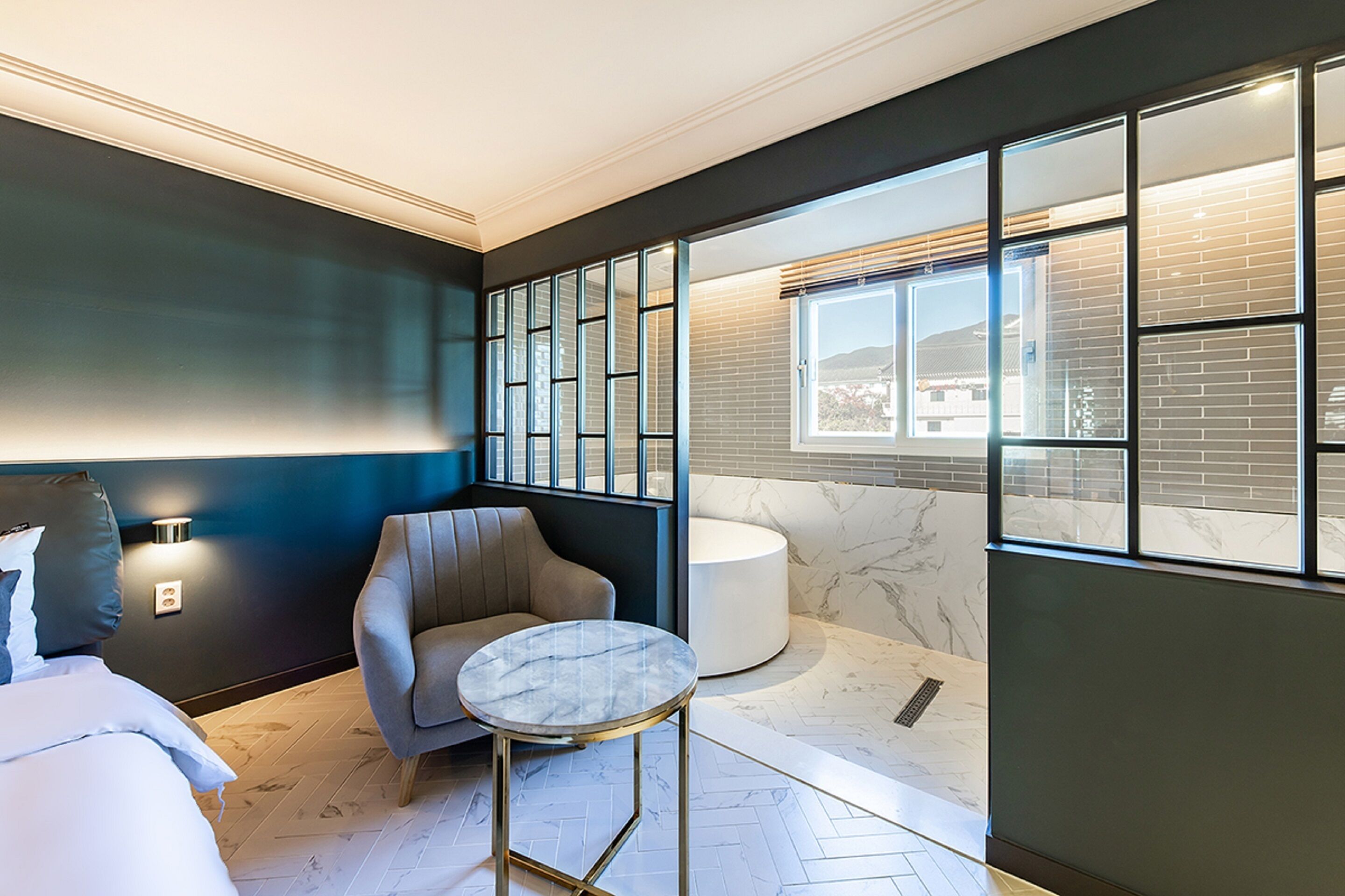 deluxe double room | free minibar, desk, free wifi