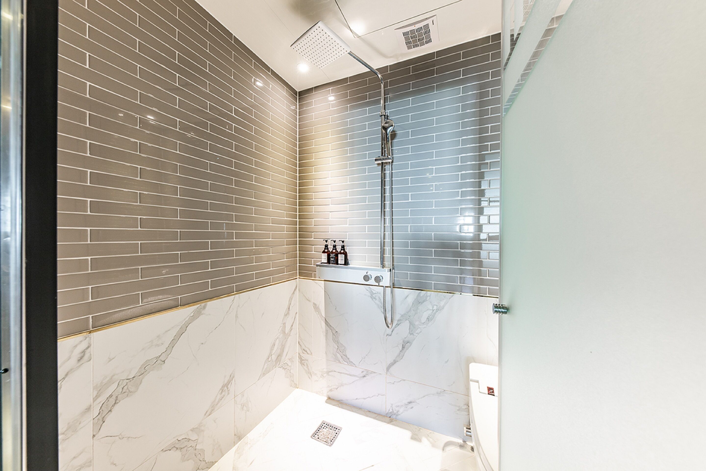 deluxe double room | bathroom | separate bathtub and shower, jetted bath, free toiletries, hair dryer