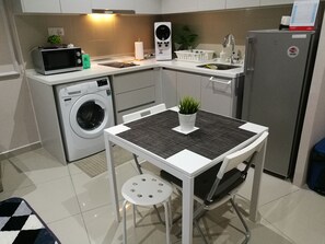 Refrigerador, microondas, parrilla de estufa y tetera eléctrica 