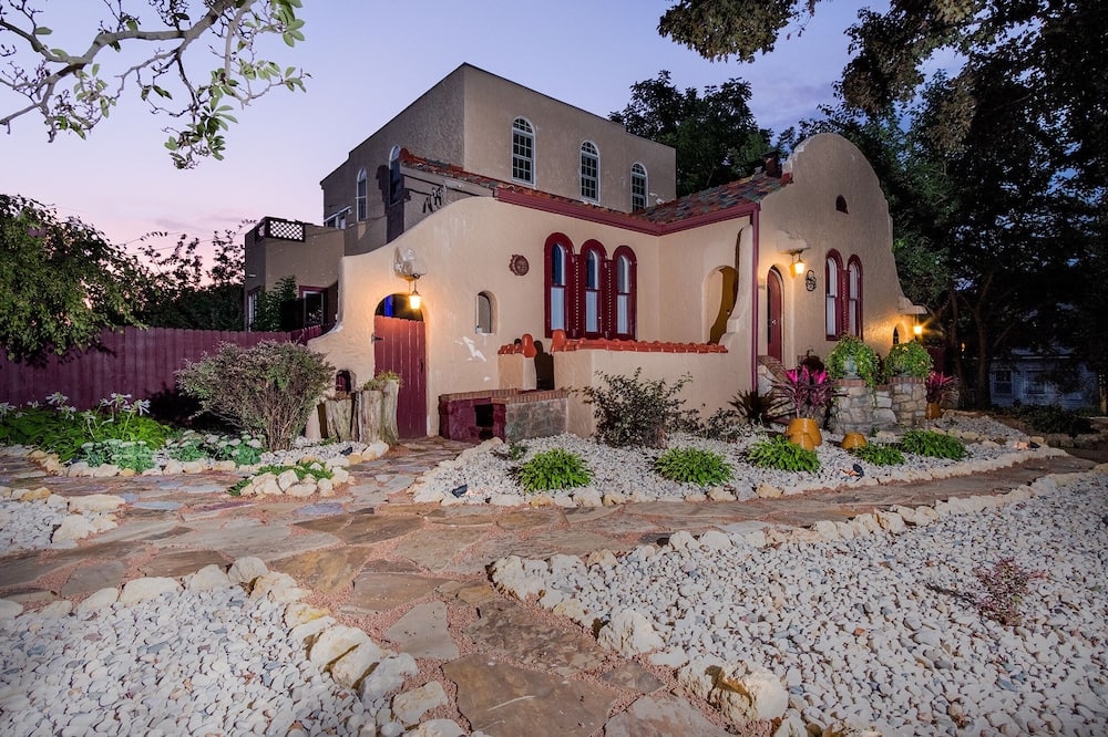 Sedona of Rockford- Rockford's Hidden Gem SLEEPS 10+!