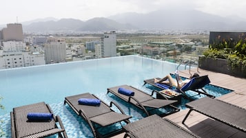 Udendørs pool, åben fra kl. 06.00 til kl. 22.00, liggestole
