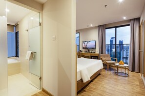 ห้องเอ็กเซ็กคิวทีฟดับเบิลหรือทวิน, ระเบียง, ชั้นบน | มินิบาร์, ตู้นิรภัยในห้องพัก, ห้องพักตกแต่งอย่างมีเอกลักษณ์
