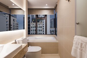 免费洗浴用品、吹风机、浴袍、拖鞋