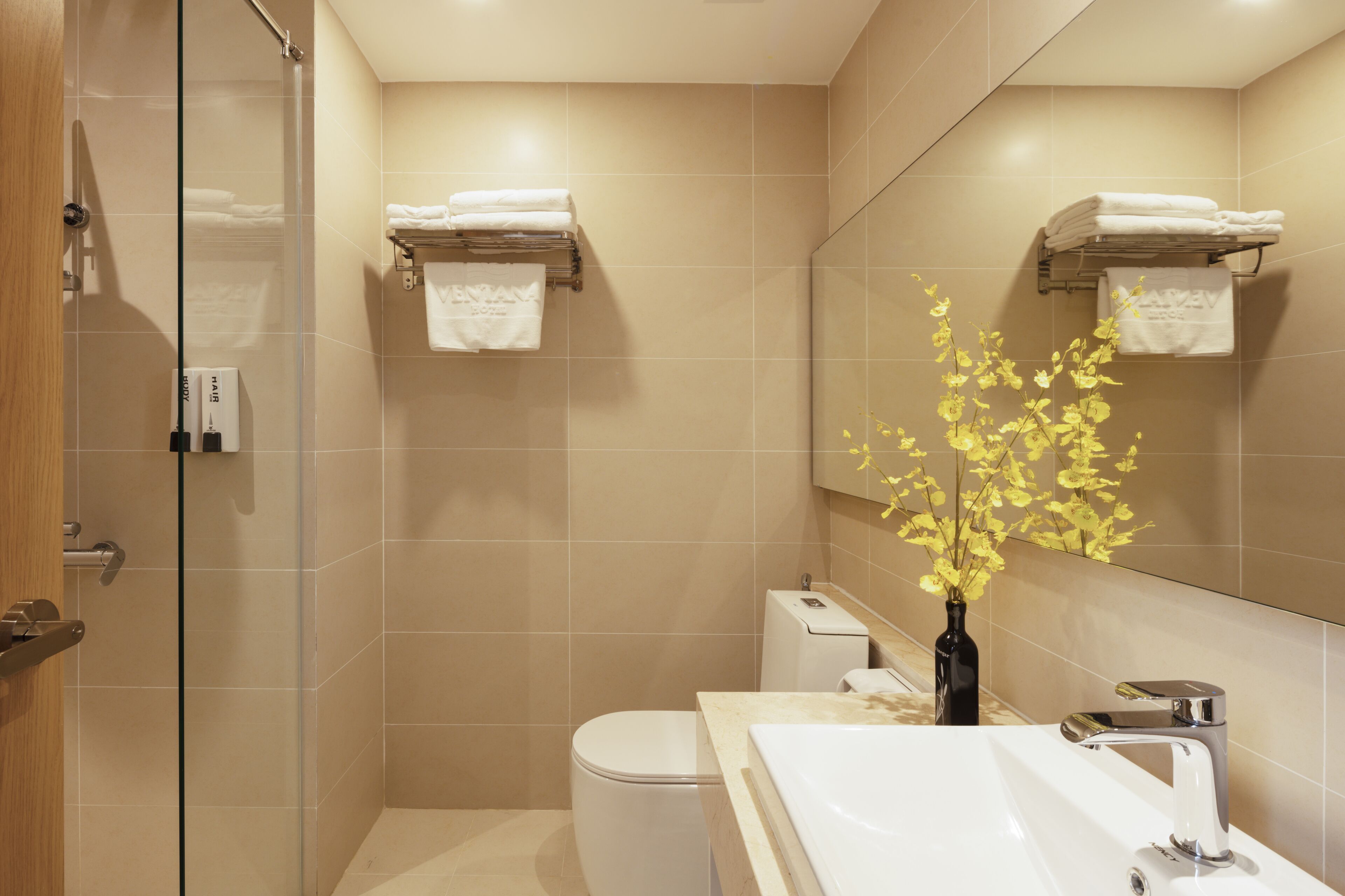 deluxe double or twin room | bathroom | free toiletries, hair dryer, bathrobes, slippers