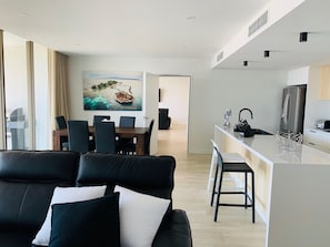 Appartement Familial, 4 chambres, vue mer | Salle de séjour | TV connectée, Netflix, films à la carte, services de streaming