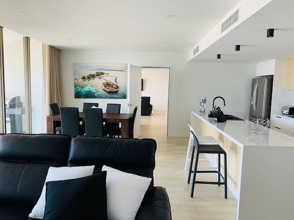 Appartamento familiare, 4 camere da letto, fronte mare | Soggiorno | TV a schermo piatto 65 pollici con canali digitali, Smart TV, Netflix