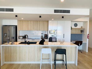 Grand réfrigérateur, micro-ondes, four, plaque de cuisson