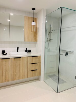 Bathroom sink - Cosmopolitan Exclusive Rental Apartments (Maroochydore)