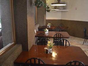 Desayuno continental (MXN 85 por persona) 