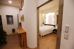 Double Room (302) | Desk, blackout drapes, free WiFi, bed sheets - Water Tail Homestay (Puli)