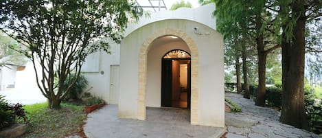 Double Room (301) | Desk, blackout drapes, free WiFi, bed sheets