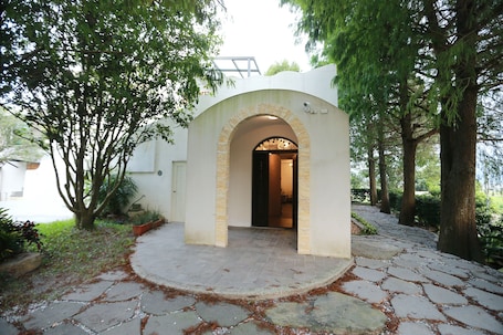 Escritorio, cortinas blackout, wifi gratis y ropa de cama