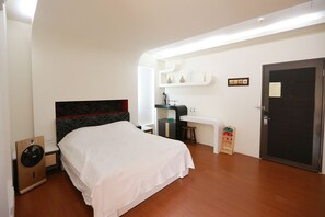 ห้องดับเบิล (201) | โต๊ะทำงาน, ผ้าม่านกันแสง, Wi-Fi ฟรี, ผ้าปูที่นอน