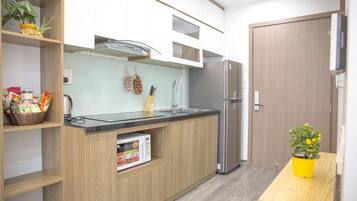 Fridge, microwave, stovetop, electric kettle