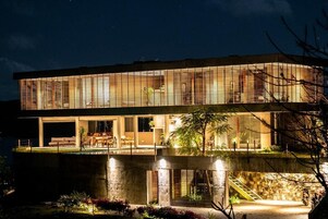 Fachada de la propiedad por la tarde o noche