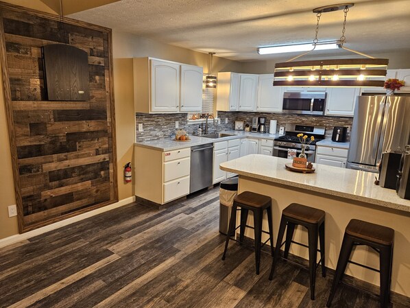 Een koelkast, een magnetron, een oven, een kookplaat