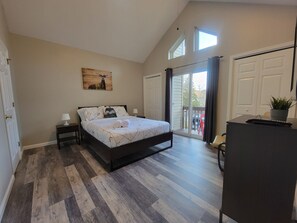 3 slaapkamers, een bureau, een strijkplank/strijkijzer, reisbedje