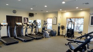 Ett gym med löpband, crosstrainers och styrketräningsutrustning.