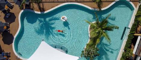 Una piscina al aire libre