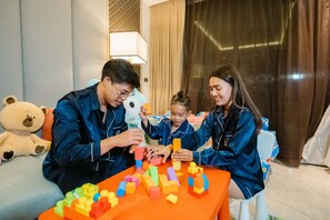 Family Fun Suite | Oleskelualue | 43–tuumainen televisio, jossa digitaalikanavat