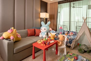 Premium bedding, minibar, in-room safe, desk - SKYVIEW Resort Phuket Patong Beach (Patong)