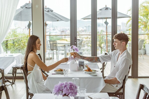 Aperto a colazione, pranzo e cena, cucina locale e internazionale 