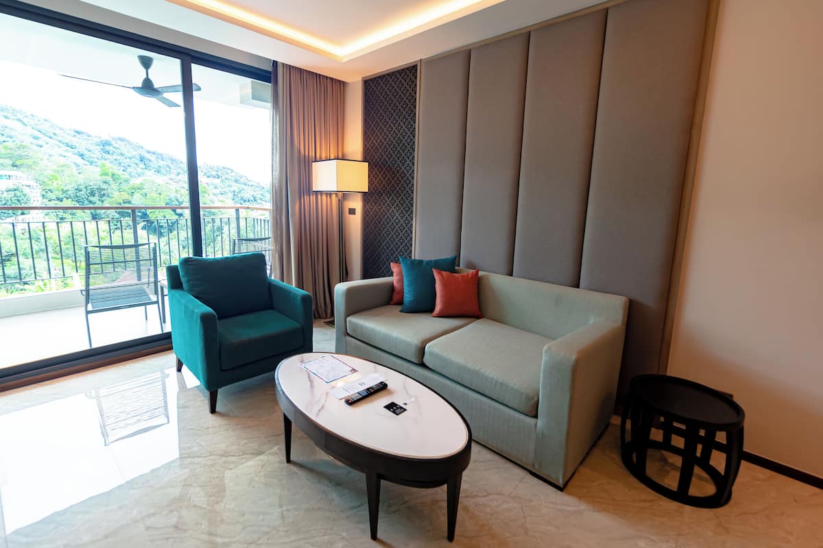 suite, 1 bedroom, pool view | living area | 43-inch tv with digital channels