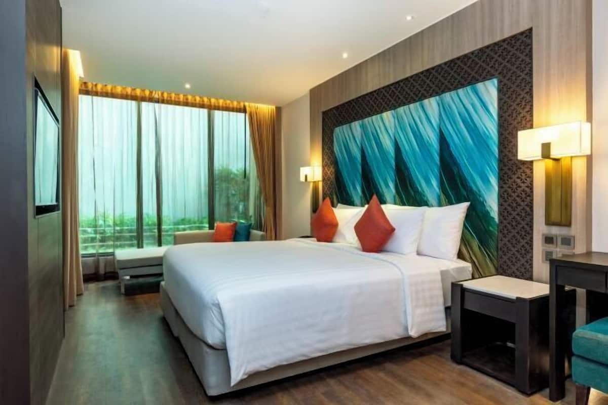 1 bedroom, premium bedding, minibar, in-room safe