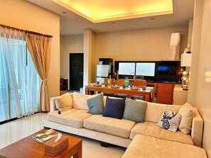 TV - Private modern 3-bed pool villa near Layan Beach (Tambon Choeng Thale)