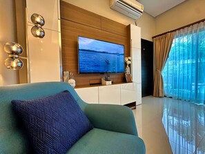 TV - Private modern 3-bed pool villa near Layan Beach (Tambon Choeng Thale)