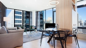 TV connectée, livres, chaîne hi-fi