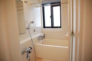 Private Vacation Home | Deep soaking bathtub