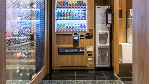 Een automaat met diverse drankjes en een waterdispenser.
