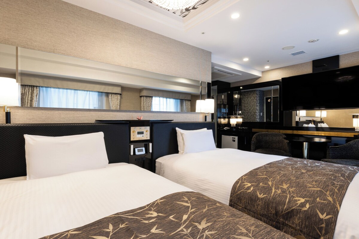 Escritorio, cortinas blackout y tabla de planchar con plancha 